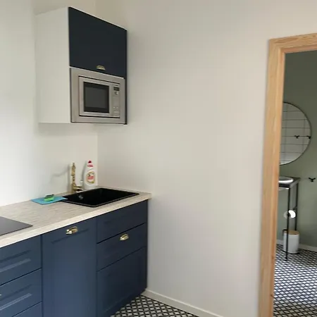 Apartment Sisters *